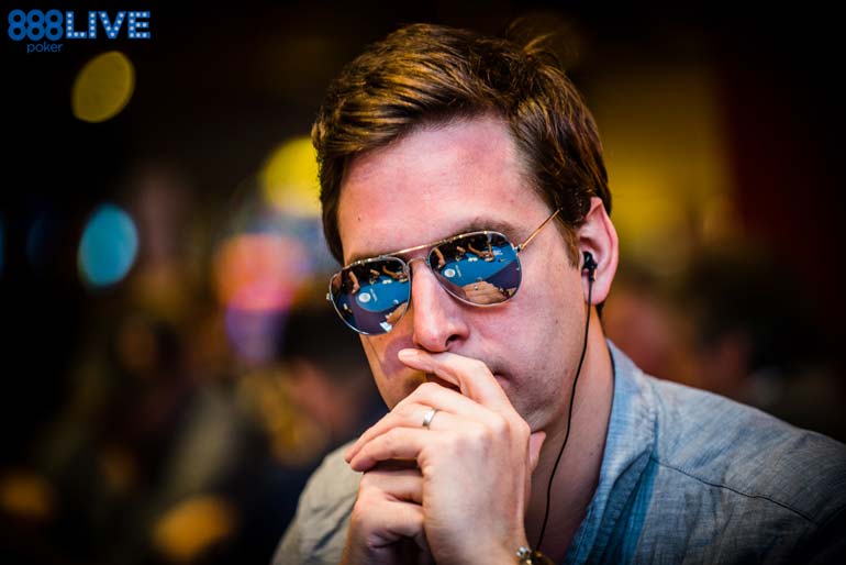 Homem de óculos espelhados jogando poker