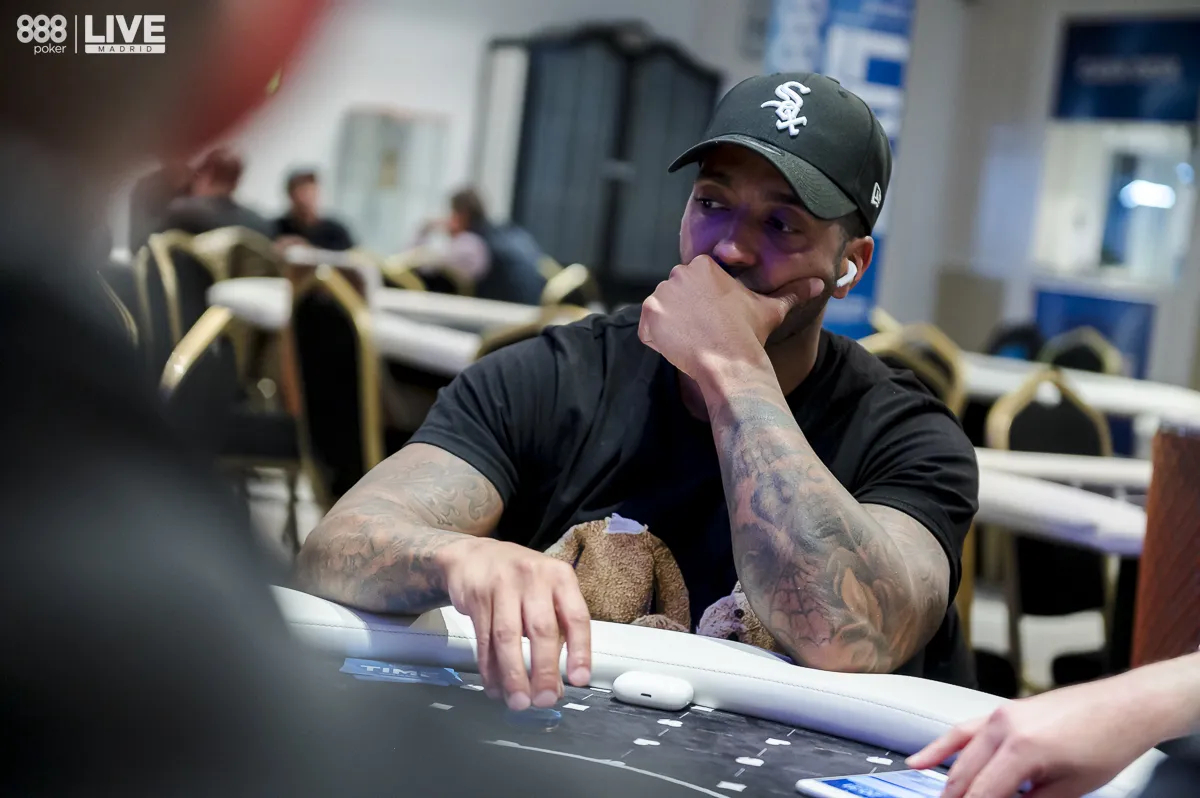 Jogador de poker com boné