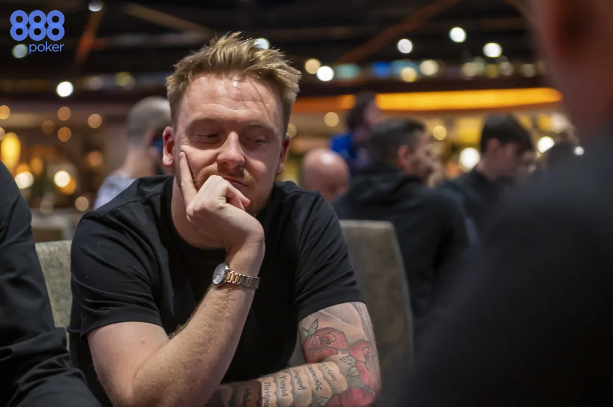 Jogador de poker pensativo