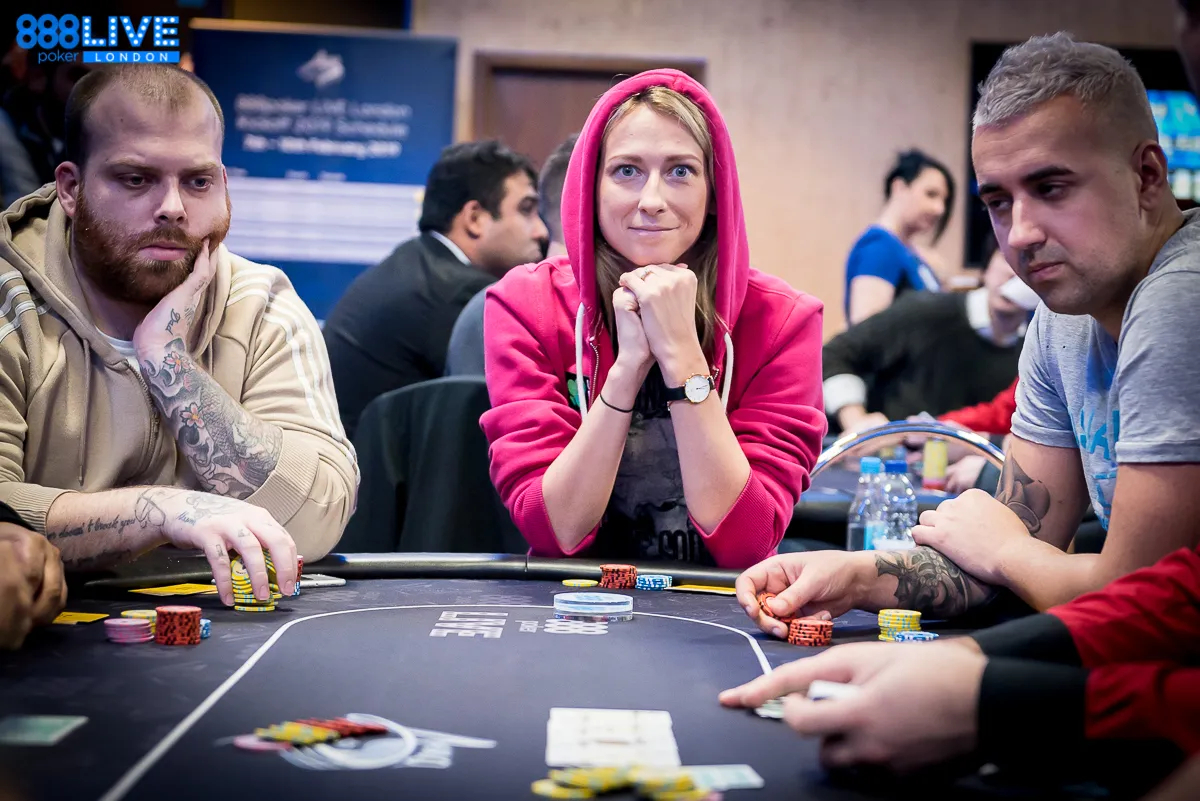 Pessoas jogando poker