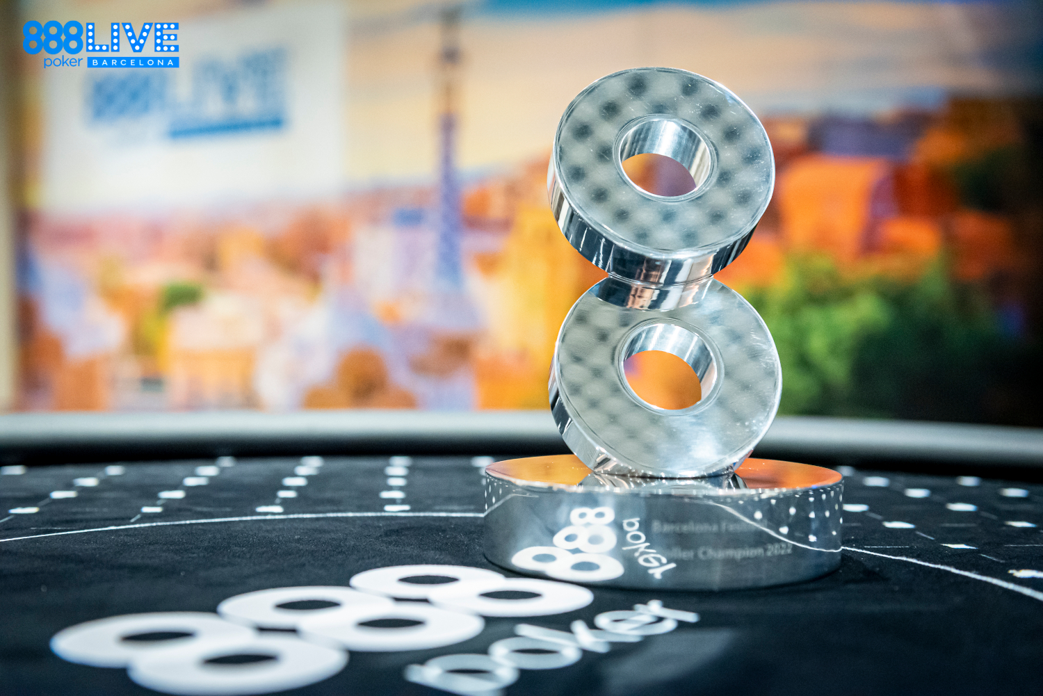 Logo da 888poker em mesa de poker
