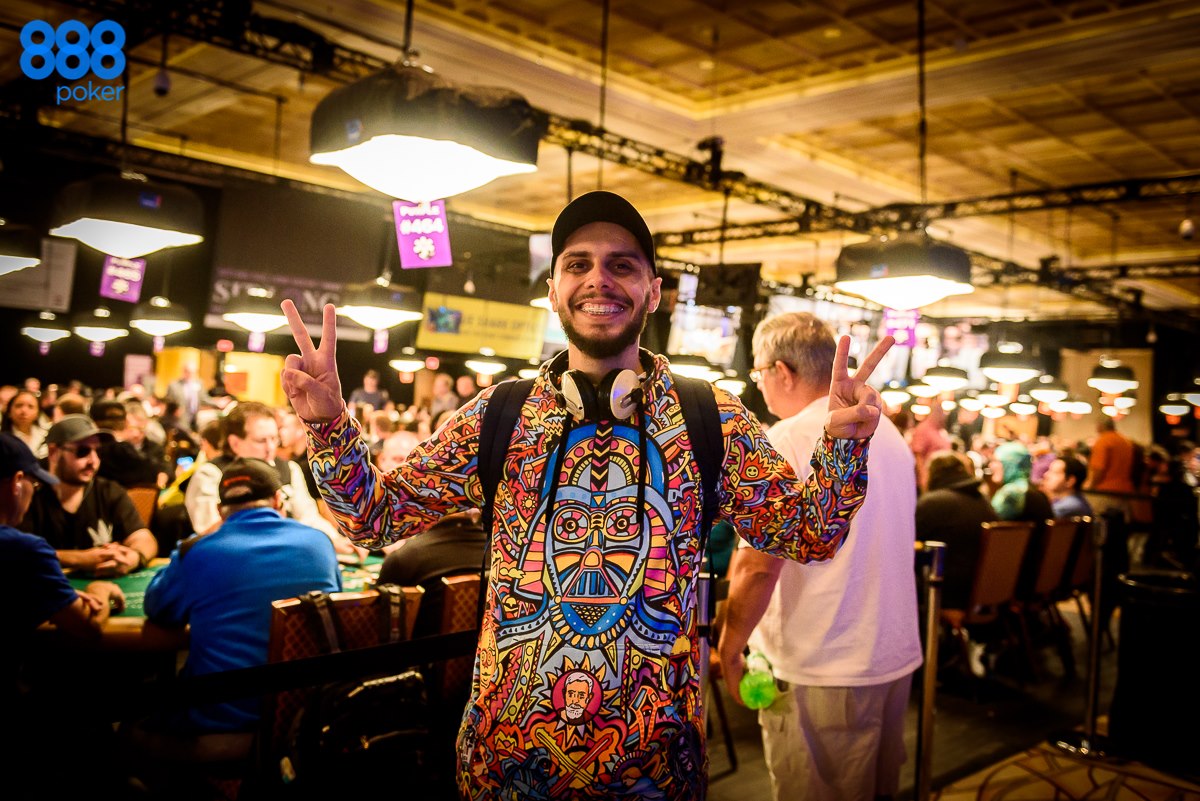 Homem alegre com roupa espalhafatosa