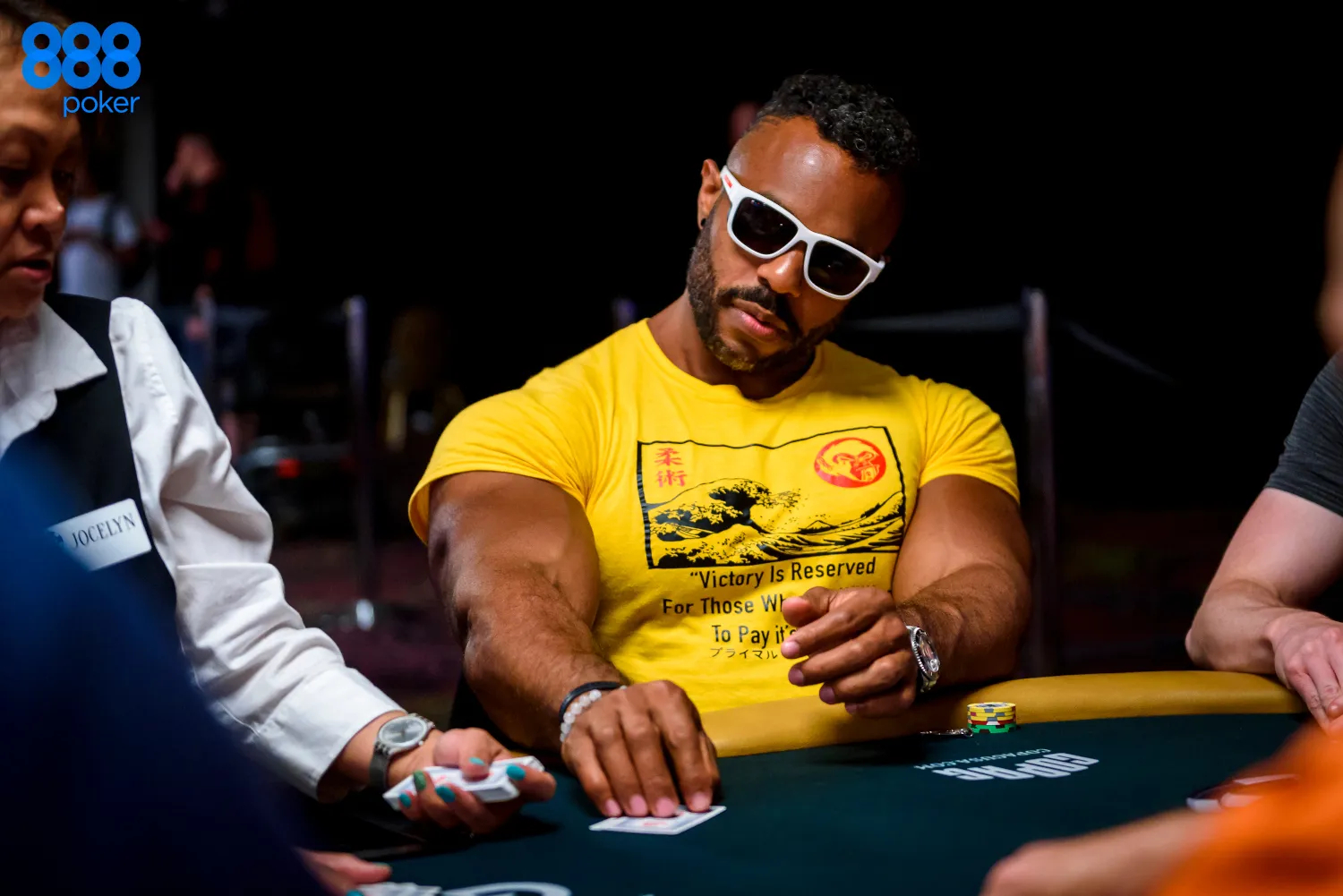 Homem musculoso joga poker