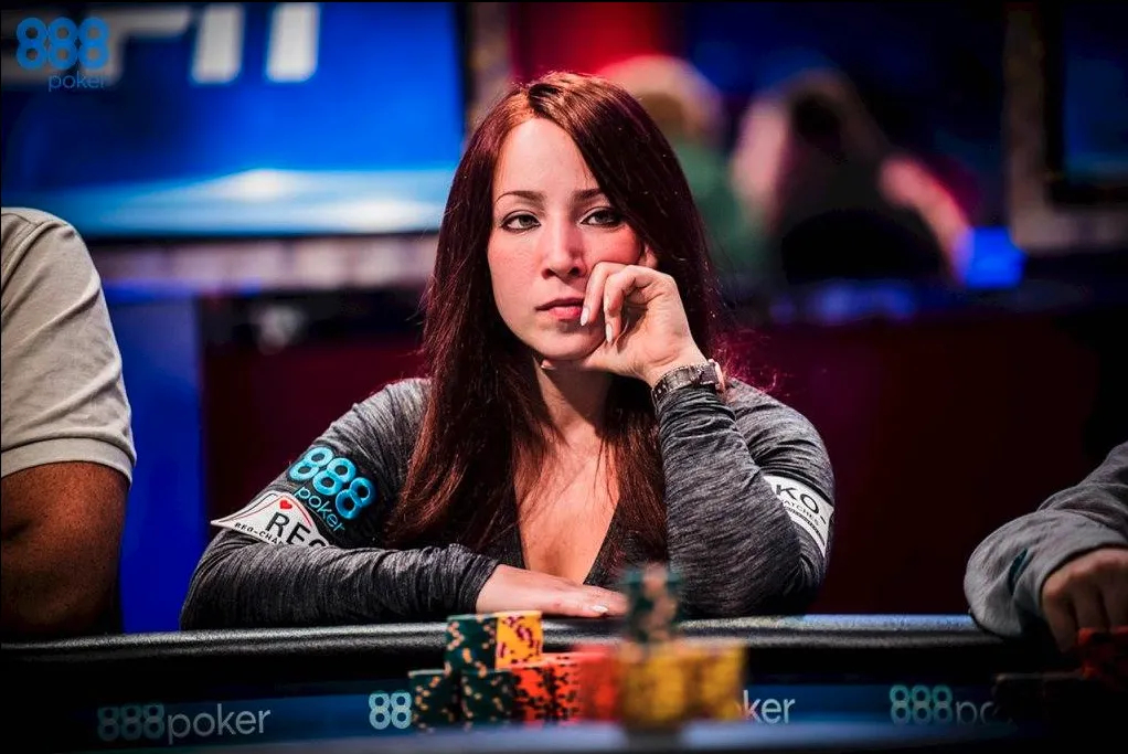 Mulher pensativa na mesa de poker