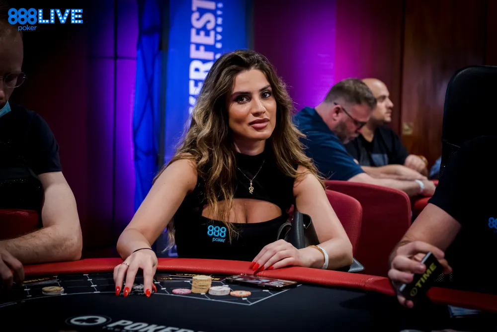 Mulher jogando poker