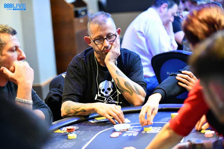 Pessoas jogando poker