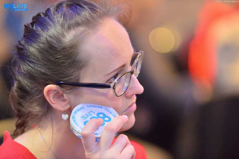 Mulher segura ficha de poker