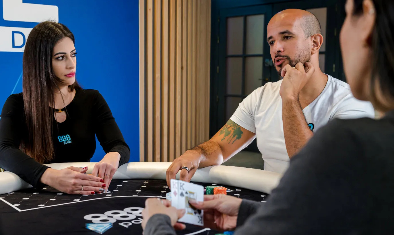 Homem e mulher jogando poker
