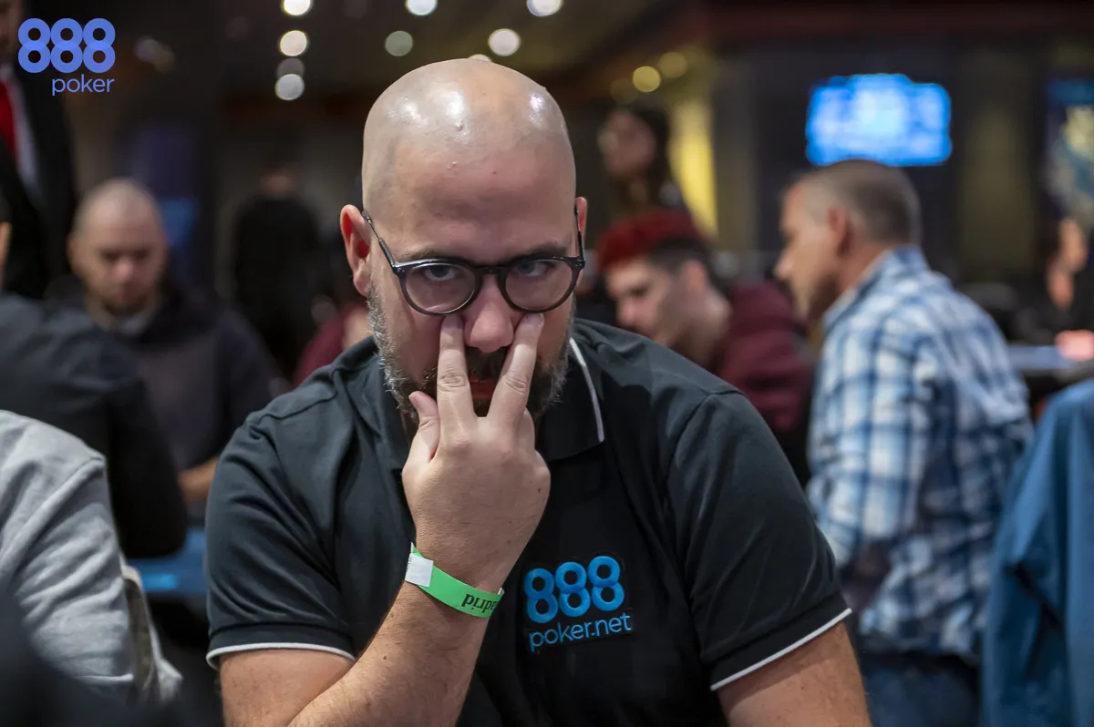 Homem de óculos joga poker