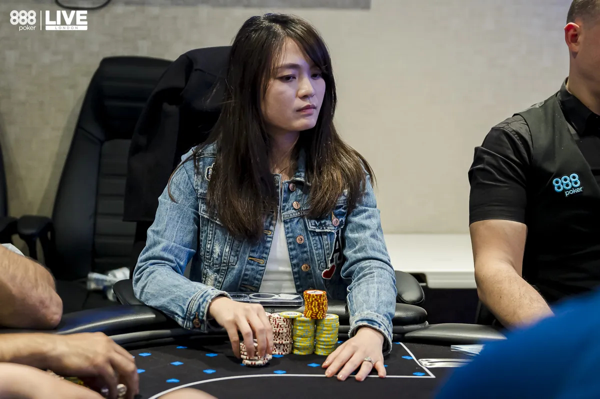 Mulher jogando poker