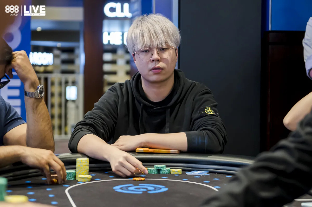 Homem de óculos joga poker