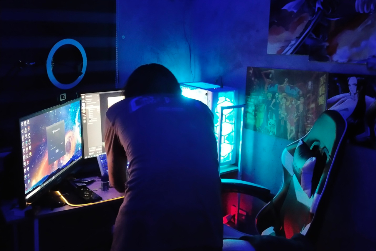 Gamer debruçado sobre seu computador