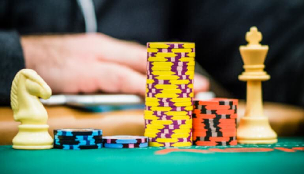 Fichas de poker e peças de xadrez