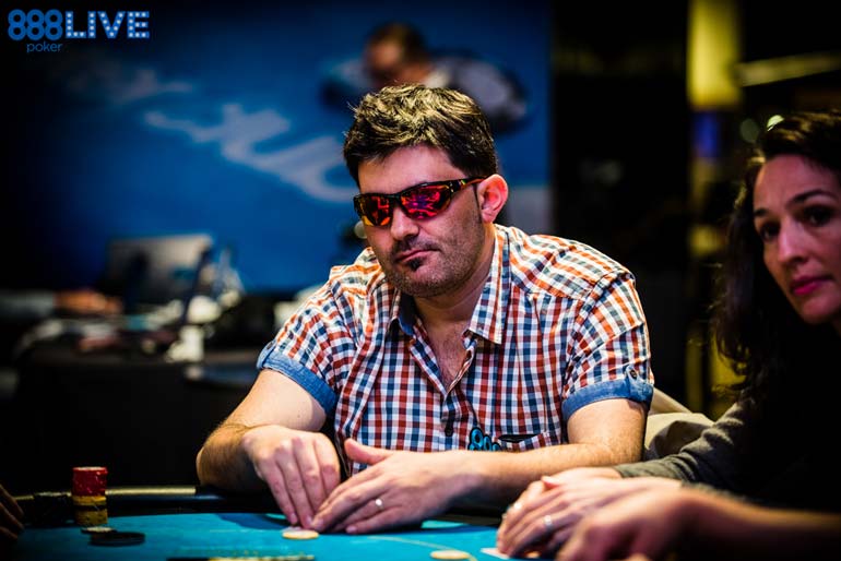 Homem de óculos escuros joga poker