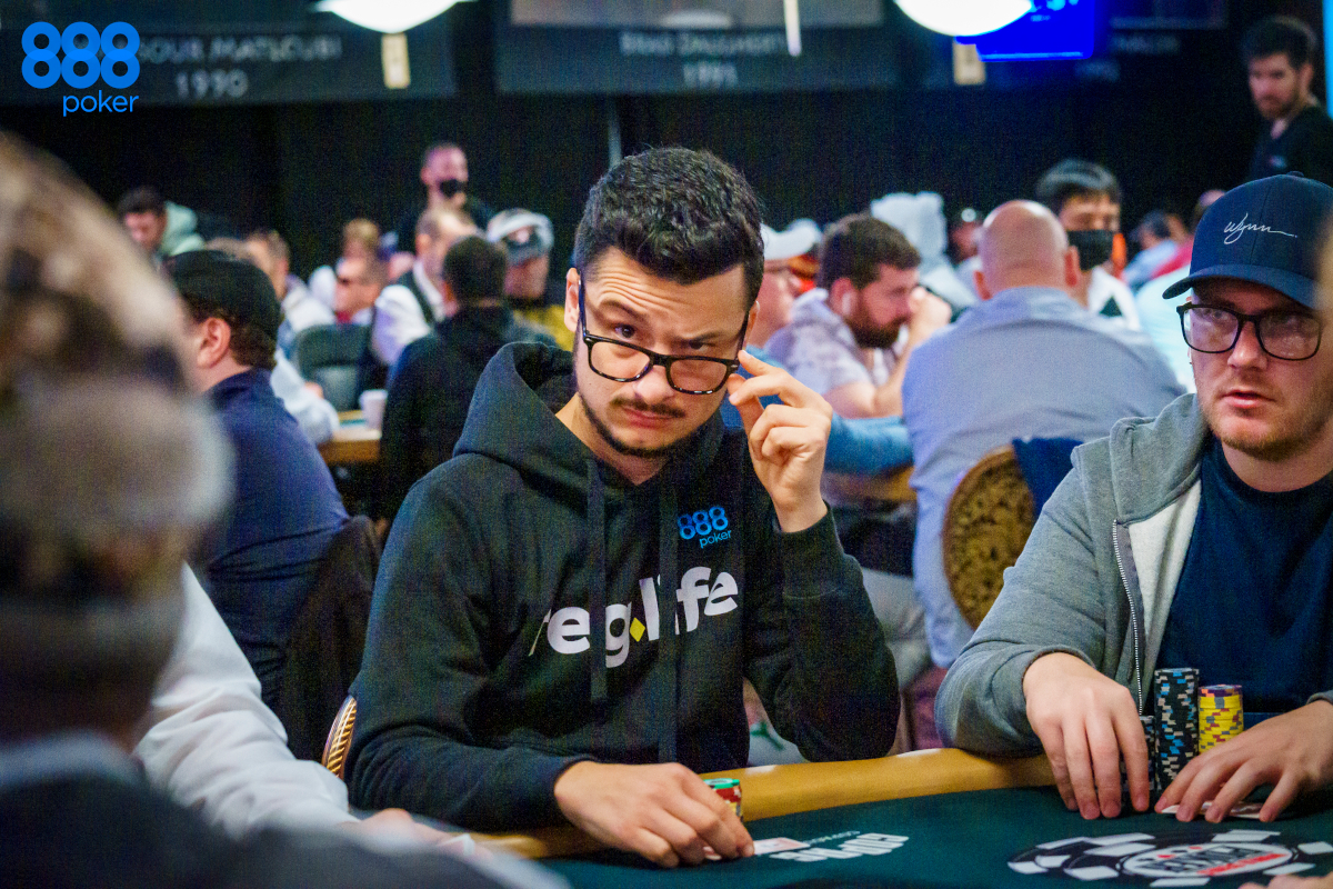 Homem de óculos joga poker