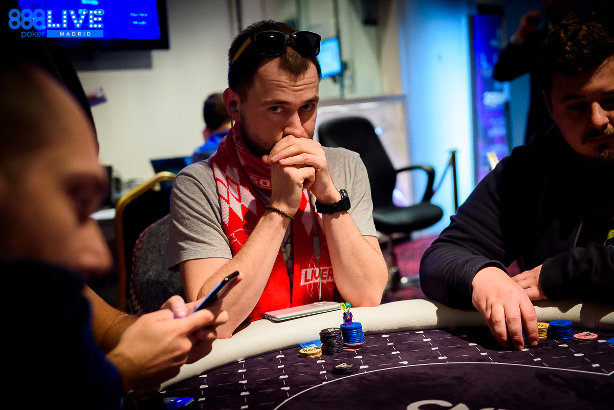 Homem de óculos escuros joga poker