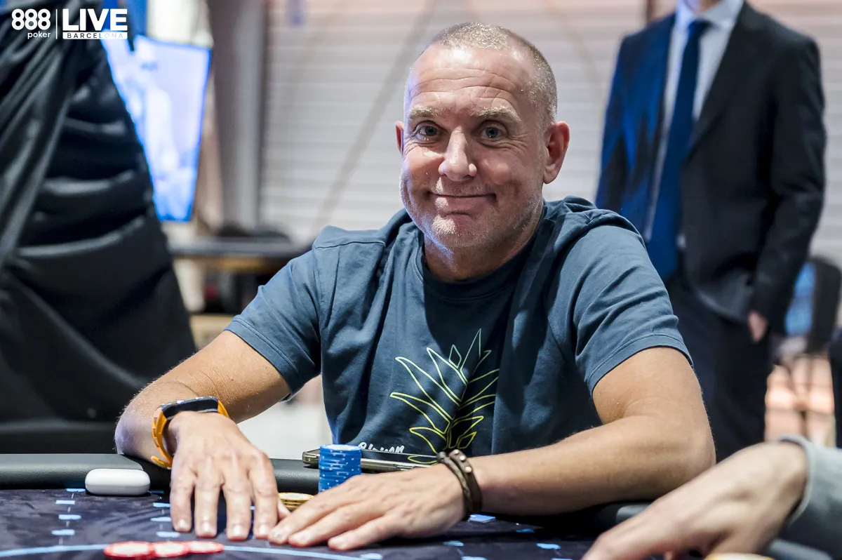 Homem jogando poker