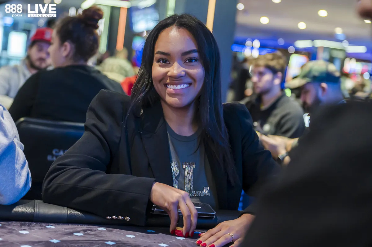 Mulher jogando poker