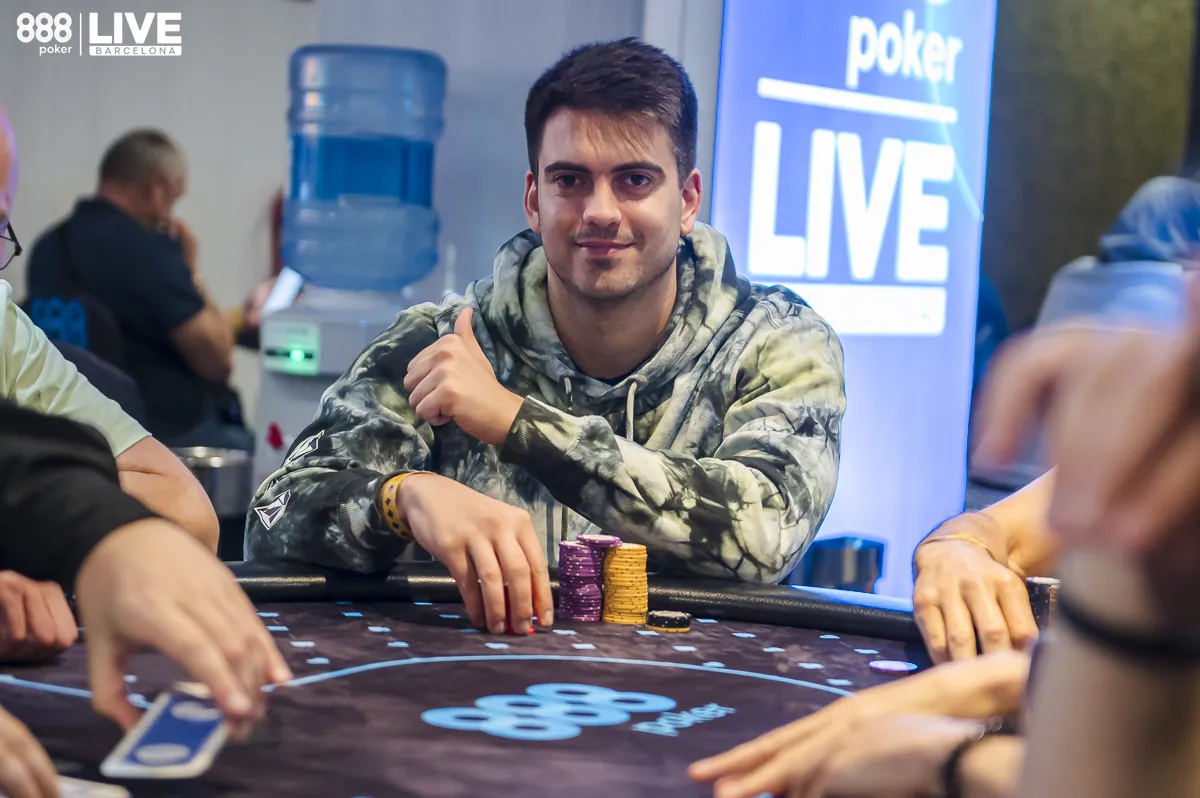 Homem animado jogando poker