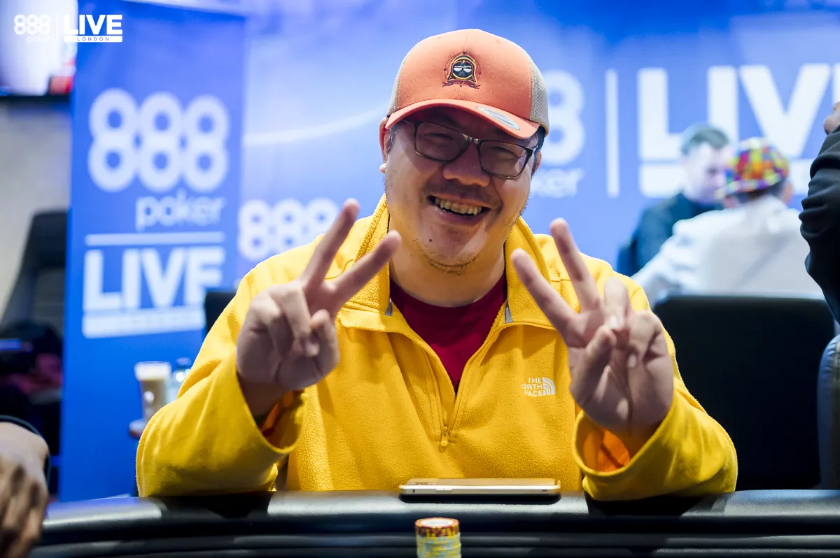 Homem jogando poker faz o V da vitória