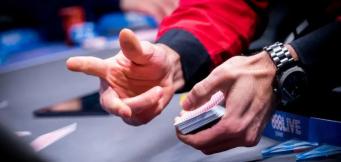 Dealer dá cartas em jogo de poker