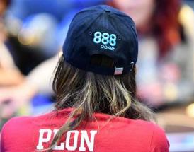 Mulher jogando poker com boné da 888