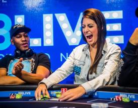 Mulher comemora so vencer pote no poker