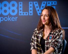 Mulher com button da 888poker