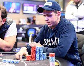Homens jogando poker