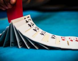 Deck de cartas sobre uma mesa