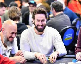 Pessoas jogando poker