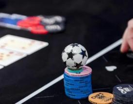 Bola de futebol sobre fichas de poker