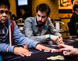Homens jogando poker