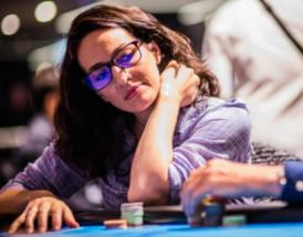 Mulher jogando poker