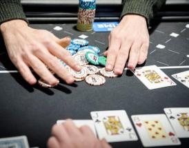 Fichas e mesa de poker