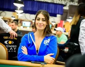 Vivian Saliba com jaqueta do 888poker