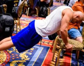 Homem faz exercício durante torneio de poker