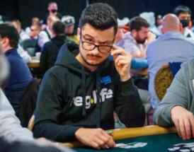 Homem de óculos jogando poker