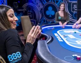 Mulher olha suas cartas em jogo de poker