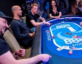 Pessoas jogando poker