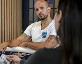 Alê Cavalito jogando poker