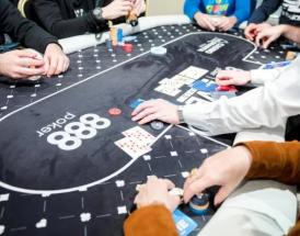 Mesa de poker com vários jogadores