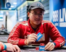 Homem de boina joga poker