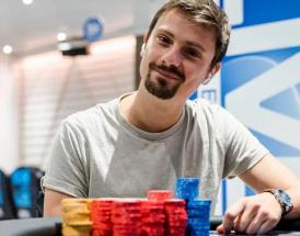 Homem com uma pilha de fichas de poker