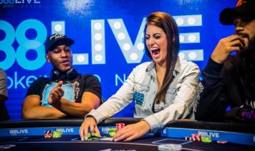 Mulher comemora so vencer pote no poker