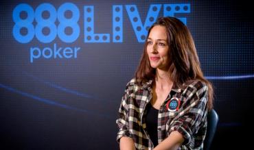 Mulher com button da 888poker