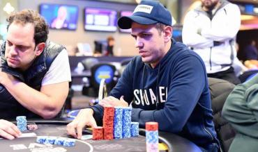 Homens jogando poker