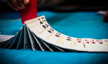 Deck de cartas sobre uma mesa