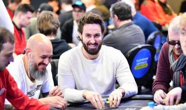 Pessoas jogando poker