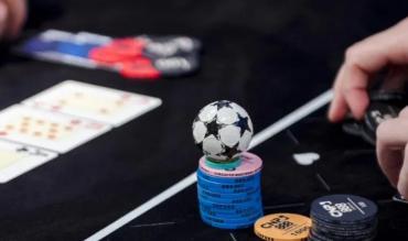 Bola de futebol sobre fichas de poker